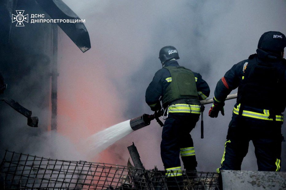 Fotografija: Ukrajinski gasilci poskušajo omiliti posledice ruskega napada. FOTO: State Emergency Service Of Ukrai Via Reuters