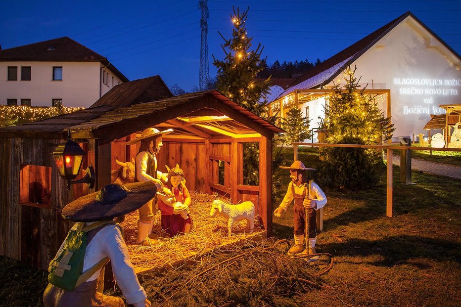 Fotografija: Jaslice so na ogled na dvorišču hiš.