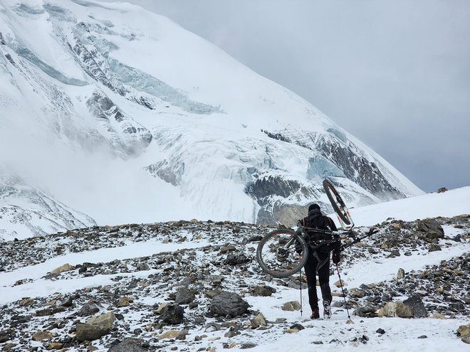 Annapurna Circuit prikazuje, kako gredo s kolesi čez najvišje gorovje na svetu. Foto: Boff 2024/Annapurna Circuit