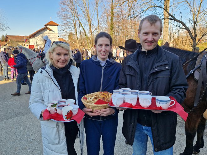 Domačini so z napitki in prigrizki poskrbeli za obiskovalce.