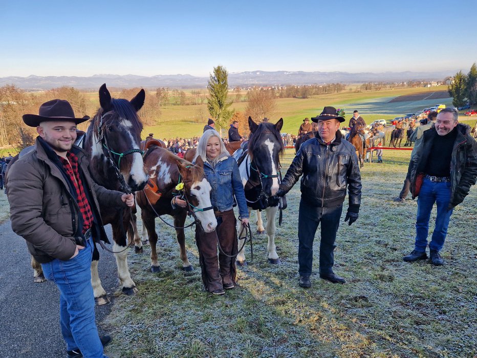 Fotografija: Blagoslov konj je priložnost za klepet, med konjeniki tudi Franci Gregorič (drugi z desne), ki se je žegnanja udeležil več kot 50-krat. FOTOGRAFIJE: Tanja Jakše Gazvoda