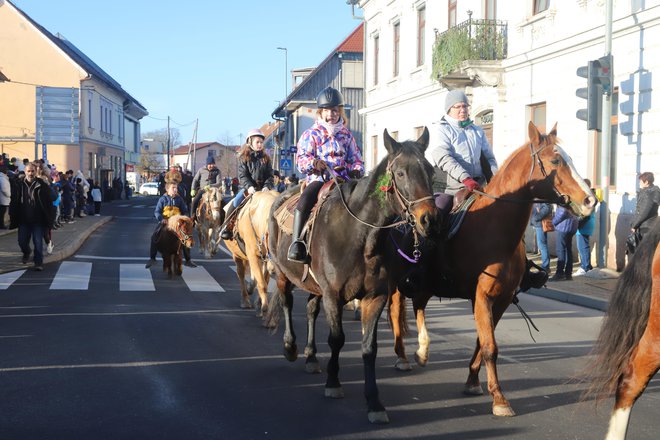 Povorka je potekala tudi skozi središče Šentjerneja.