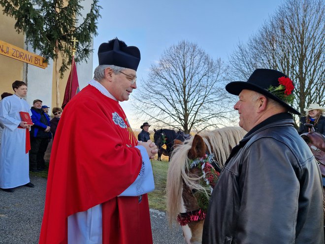 Župnik Janez Rihtaršič v klepetu s praporščakom Francem Frančičem FOTO: Tanja Jakše Gazvoda