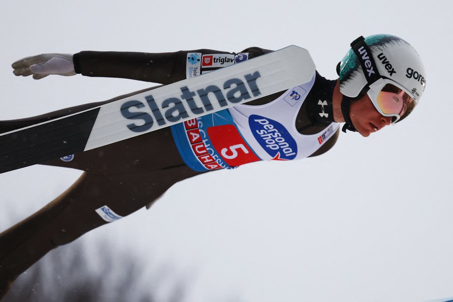 Fotografija: Anže Lanišek je pred letom dni poletel do odmevne zmage v Garmisch-Partenkirchnu. FOTO: Kai Pfaffenbach/Reuters