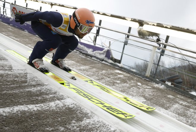 Na veliko veselje nemških navijačev je v Oberstdorf v rumeni majici pripotoval Pius Paschke. FOTO: Kacper Pempel/Reuters