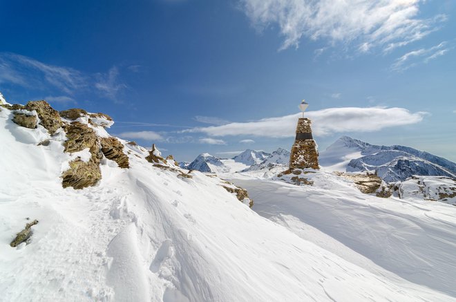 Na grebenu, kjer so našli Ötzija, so postavili kamnito spominsko piramido. FOTO: Dario Frasson/South Tyrol Museum of Archaeology