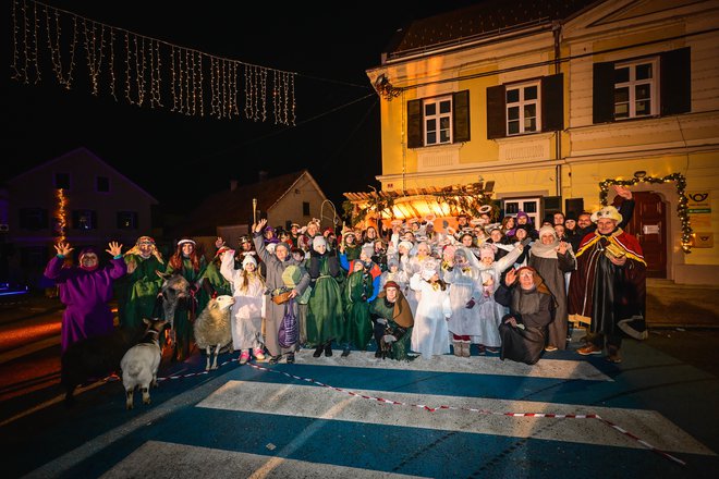 Trojiške žive jaslice so predstava z največjim odrom (osrednjim trgom) in ekipo v Sloveniji.