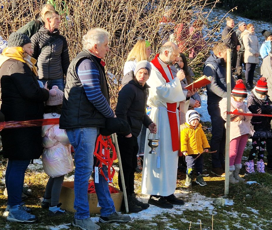 Fotografija: Kaplan Matjaž Venta je konjenikom zaželel varno ježo.