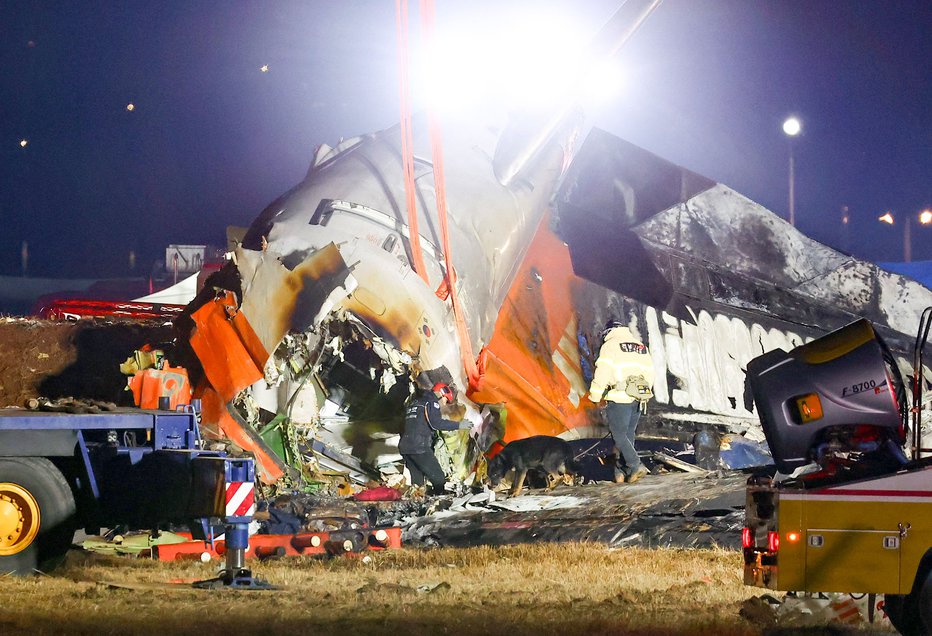 Fotografija: Gasilci na prizorišču nesreče. FOTO: - Afp