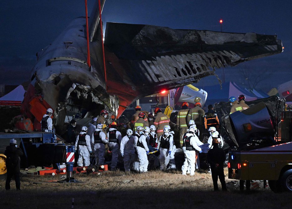 Fotografija: Današnja letalska nesreča močno odmeva. FOTO: Jung Yeon-je Afp