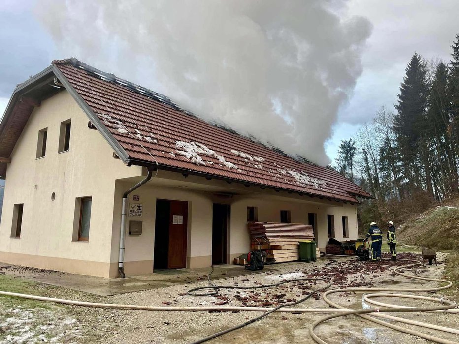 Fotografija: Zagorelo je v domu Lovske družine Šmarje pri Jelšah.