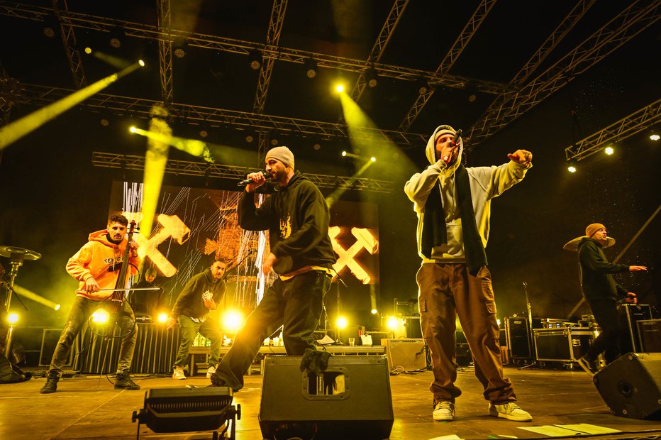 Fotografija: Tekochee Kru (Emkej, Tine Lugarič, Mito, Darij Krajnc, Andrija Šulić) in Luka Šulić skupaj na odru