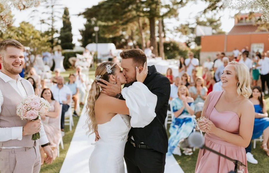 Fotografija: Nastja Gabor in Luka Basi sta načrtovala poroko že za lansko leto, vendar so jima poplave, ki so prizadele Slovenijo in Koroško, od koder prihajata, prekrižale načrte. Po enem letu čakanja jima je poleti le uspelo, večno zvestobo sta si obljubila na slovenski obali.