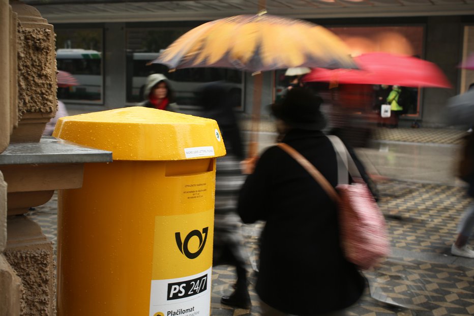 Fotografija: Tudi poštne poslovalnice se bodo zaprle prej kot običajno. FOTO: Jure Eržen/Delo