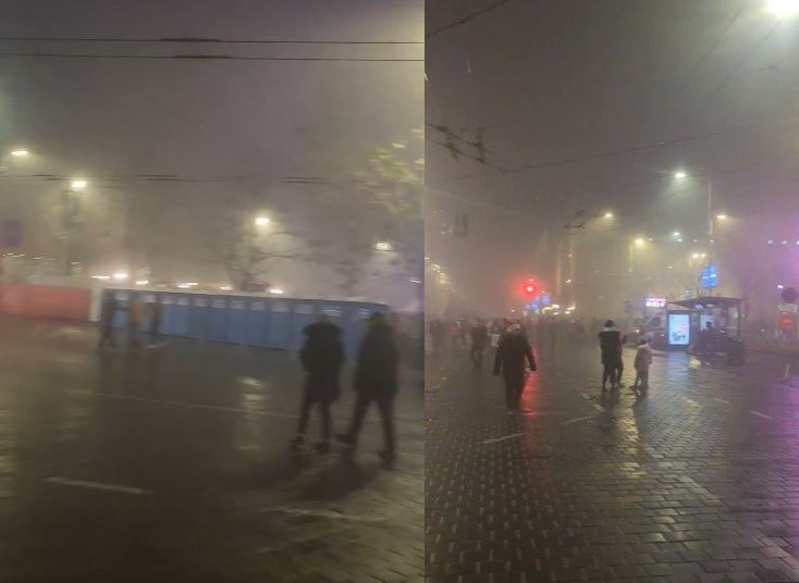 Fotografija: Beograjčani so se namesto na Trg republike odpravili nekaj ulic stran in se poklonili 15 mrtvim ob padcu betonskega nadstreška v Novem Sadu. FOTO: Zaslonski Posnetek Omrežje X