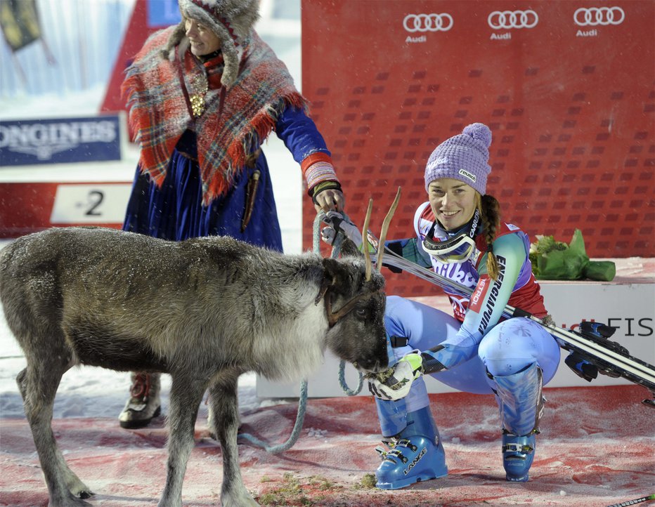 Fotografija: Tudi Tina Maze je po zmagi v Leviju dobila svojega jelenčka. FOTO: Afp