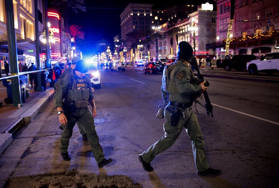 Fotografija: V napadalčevem vozilu so našli zastavo skrajne skupine Islamska država. FOTO: Eduardo Munoz Reuters