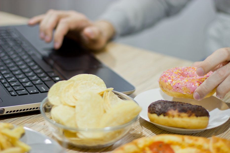 Fotografija: Izogibajte se nezdravim prigrizkom. FOTO: Getty Images/istockphoto