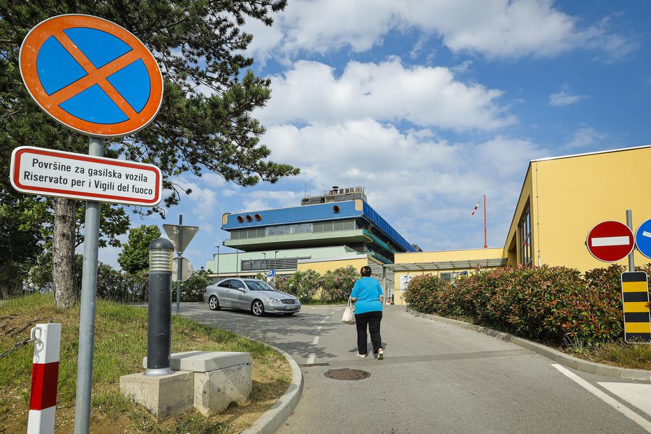 Fotografija: Bolnišnica Izola. FOTO: Jože Suhadolnik/delo