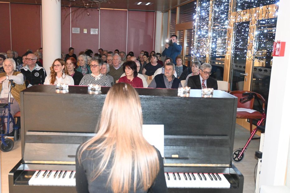 Fotografija: V domu starejših so, poleg Miklavževega koncerta dobili tudi pianino. FOTO: Oste Bakal