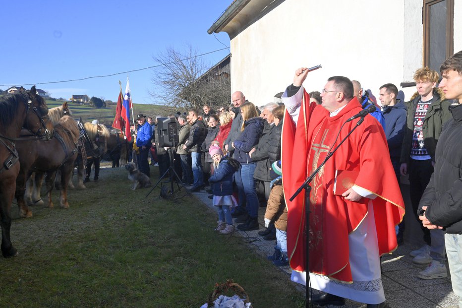 Fotografija: Jože Pibernik je vse blagoslovil. FOTO: Drago Perko