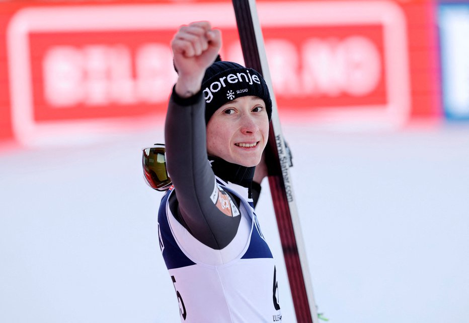 Fotografija: Nika Prevc je v velikem slogu ubranila lovoriko na turneji dveh večerov. FOTO: Geir Olsen/Reuters