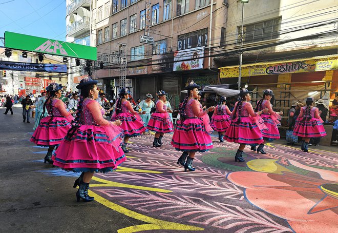 Tradicionalni folklorni festival Gran Poder je bil kriv za enodnevni zamik. FOTO: Osebni arhiv