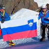 Peterica alpinistov po cesti smrti z gorskimi kolesi (FOTO)