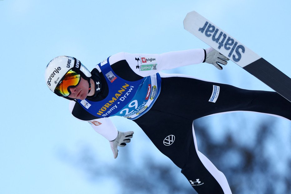 Fotografija: Domen Prevc je bil kot 14. najboljši Slovenec v kvalifikacijah na Bergislu. FOTO: Lisi Niesner/Reuters