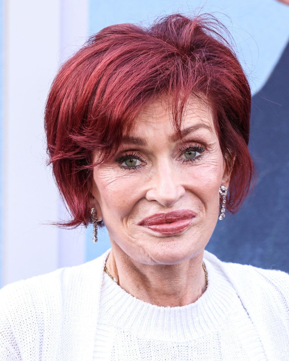 Fotografija: Sharon Osbourne

Dvainsedemdesetletna žena Ozzyja Osbourna in ena od voditeljic oddaje The View nikdar ni priznala, da je uporabila zdaj že skoraj zloglasno zdravilo, vendar je njen obraz močno premenjen. Ker se rada zateka k lepotnim posegom, je mogoče, da so pripomogli k njenemu videzu, a ko na hitro izgubimo težo, so gube hitreje opazne, obraz pa močno upade.