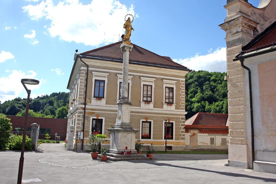 Fotografija: Dolga leta je stalo za cerkvijo sv. Mihaela. Foto: Primož Hieng