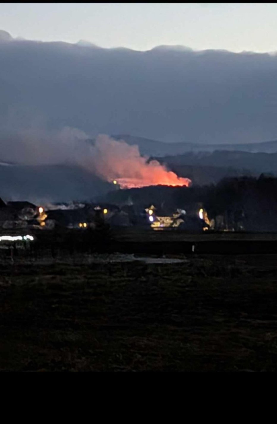 Fotografija: Ogenj in dim sta se videla daleč naokoli. Foto: bralec