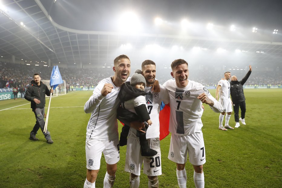 Fotografija: Andraž Šporar (levo) in Benjamin Verbič (desno) sta že končala skupno pot pri Panathinaikosu, Petar Stojanović je varen v Italiji pri Salernitani. FOTO: Leon Vidic