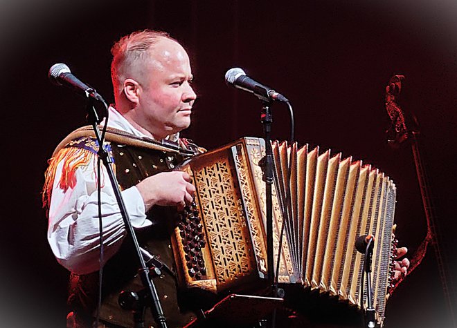 Jernej Zupan, sin Roberta in Sonje, je prav tako zaigral na harmoniko. FOTO: osebni arhiv