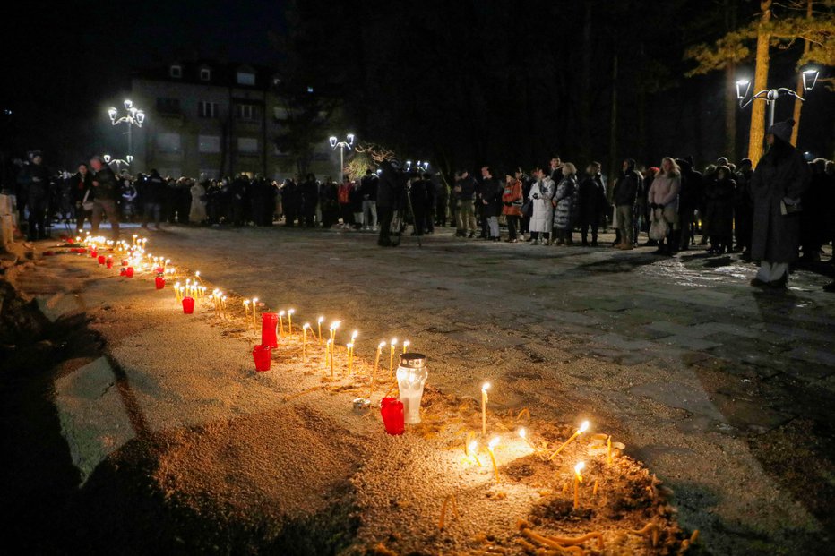 Fotografija: Mirni protest po množičnem umoru v Črni Gori. FOTO: Stevo Vasiljevic Reuters