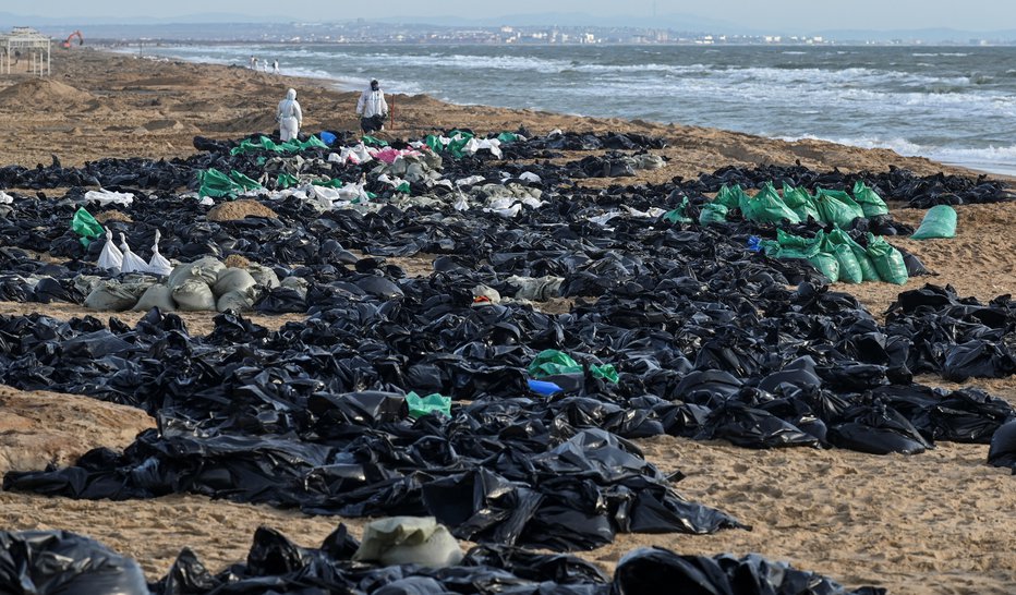 Fotografija: Prostovoljci čistijo razlito nafto na obali po nesreči dveh tankerjev blizu črnomorskega letovišča Anapa. FOTO: Sergey Pivovarov Reuters