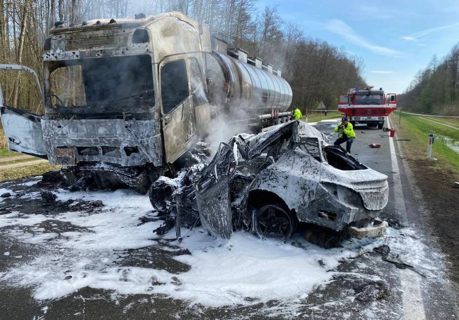 Fotografija: V nesreči na regionalni cesti med Črenšovci in Hotizo je umrl 58-letni voznik osebnega avtomobila. FOTO: Oste Bakal