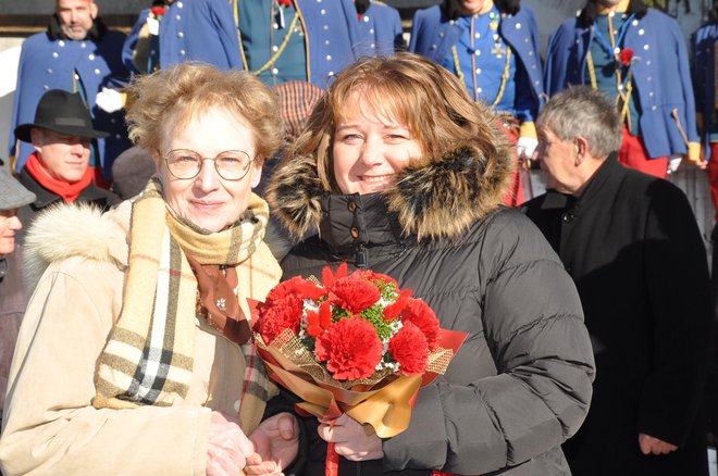 Alenka Volk Penko (levo) in Janja Konestabo. Prva je zaslužna, da se njihove papirnate rože štejejo kot izdelek domače obrti, druga je zborovodkinja Moškega pevskega zbora Dragotina Ketteja.