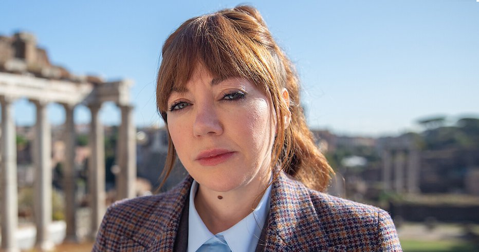 Fotografija: Philomena Cunk se v novem »dokumentarnem filmu« pogovarja z znanstveniki in akademiki. FOTO: Netflix 