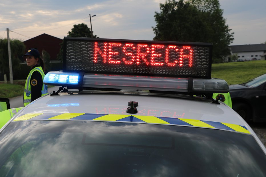 Fotografija: Policisti so v naselju Brezje izsledili povzročiteljevo vozilo in ugotovili, da je nesrečo povzročil in kasneje pobegnil 16-letni kršitelj. FOTO: Jože Pojbič