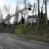 Oranžni alarm! Veter razkriva strehe in podira drevesa (FOTO, VIDEO)