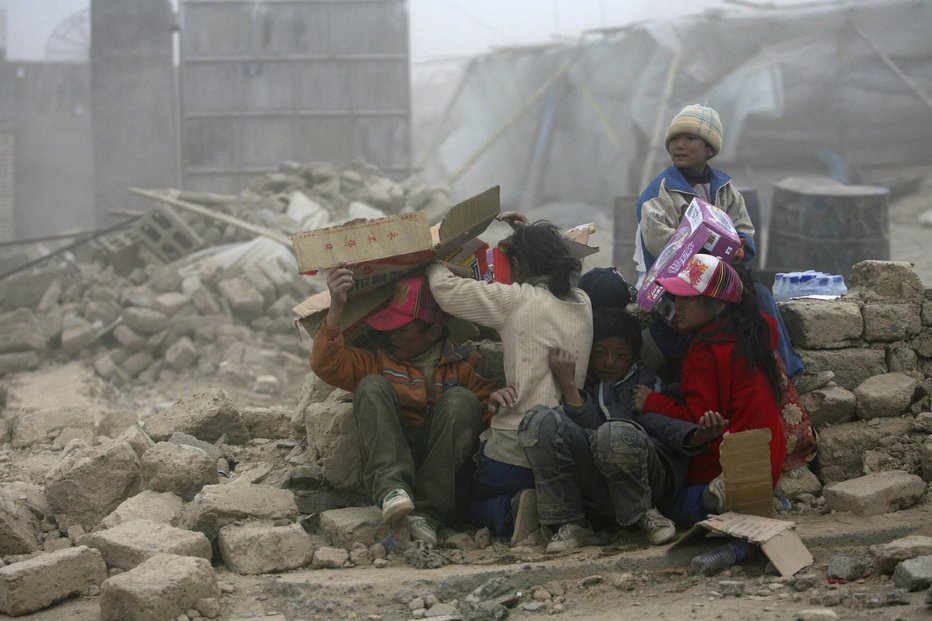 Fotografija: Tresenje tal so čutili tudi v Nepalu in delih Indije. FOTO: Donald Chan Reuters Pictures