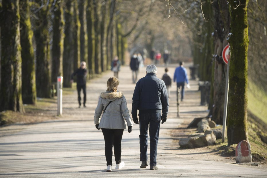 Fotografija: Sprehajalci in obiskovalci Ljubljanskega gradu FOTO: Jure Eržen, Delo