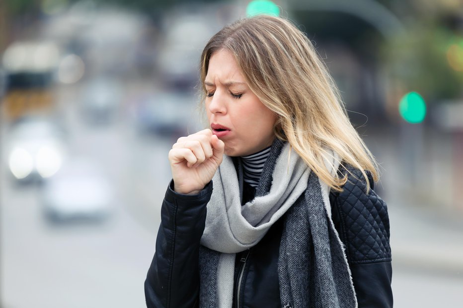 Fotografija: Poskrbite za svoje zdravje in zdravje drugih ter ne hodite med ljudi, če se ne počutite dobro. FOTO: Nensuria/Getty Images