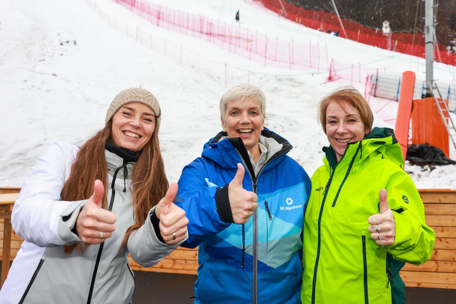 Fotografija: Tina Maze, Nataša Bokal in Mateja Svet na zlati lisici v Kranjski Gori januarja 2024. FOTO: Mediaspeed