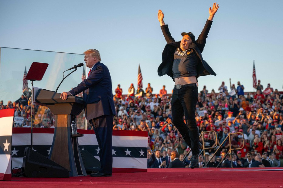 Fotografija: Trumpu ni všeč, da je vsa pozornost usmerjena v Muska namesto vanj.FOTO: Jim Watson/Afp