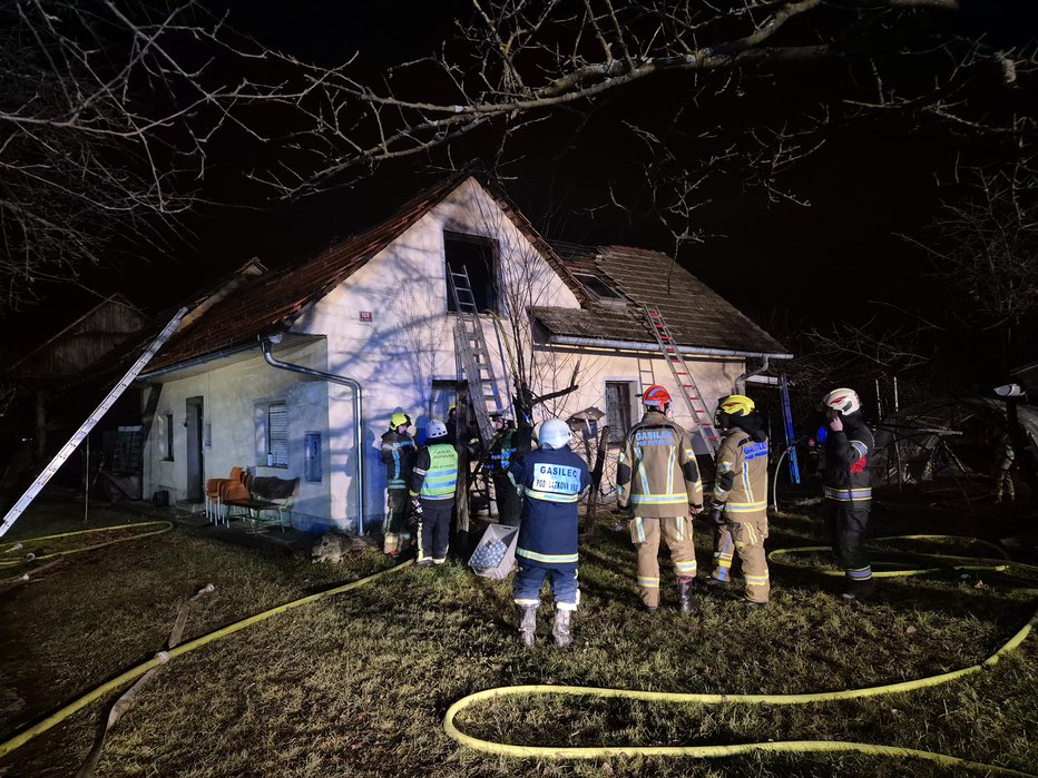 Fotografija: Požar je zajel ostrešje stanovanjske hiše. FOTO: Gz Žalec