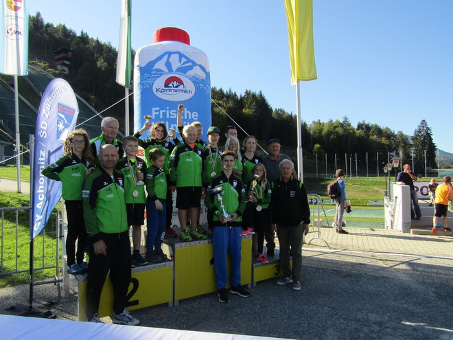 Martin Wiegele (spodaj desno) s klubskim podmladkom Foto: Športno društvo Zahomc