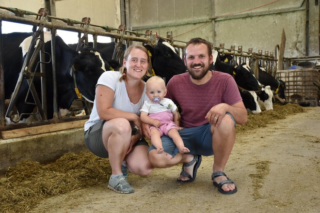 Eva in Matevž ter njuna mala Mojca

Fotografije: Špela Ankele, Matevž Tavčar in arhiv Kmetije pr' Matevž