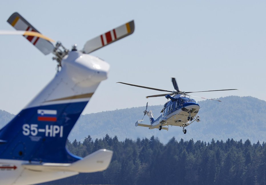 Fotografija: Pri iskanju osumljenca je sodelovalo večje število policistov, vključena pa sta bila tudi helikopterja letalske enote policije. FOTO: Jože Suhadolnik